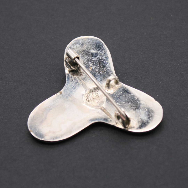 Rückseite Kleeblattfibel 1811s