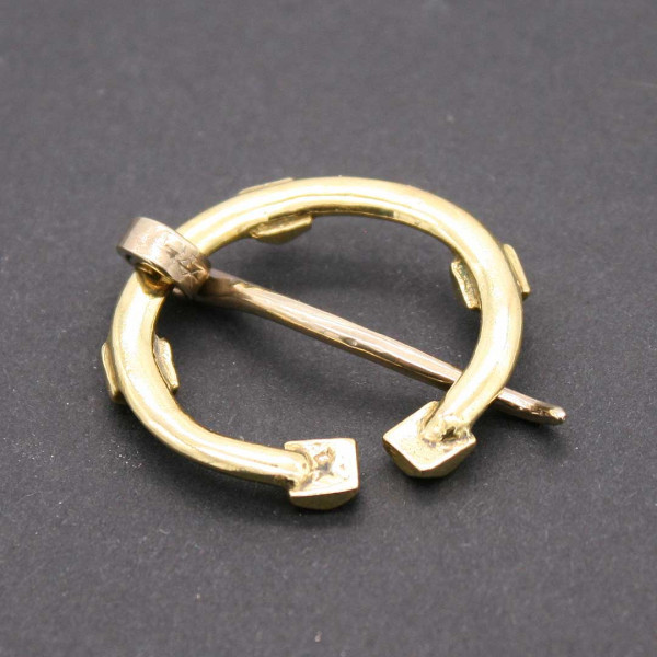 Rückseite Ringfibel 1503