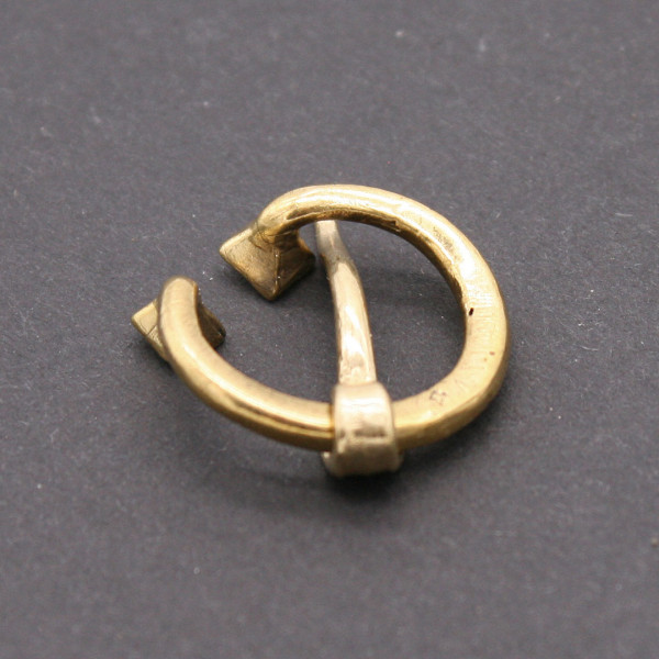 Rückseite kleine Ringfibel 1505
