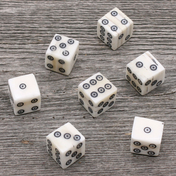 Spielwürfel aus Knochen mit Kreisaugen 3820