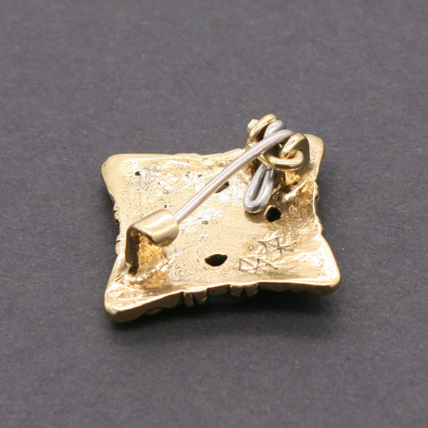 Rückseite Rautenfibel 3825